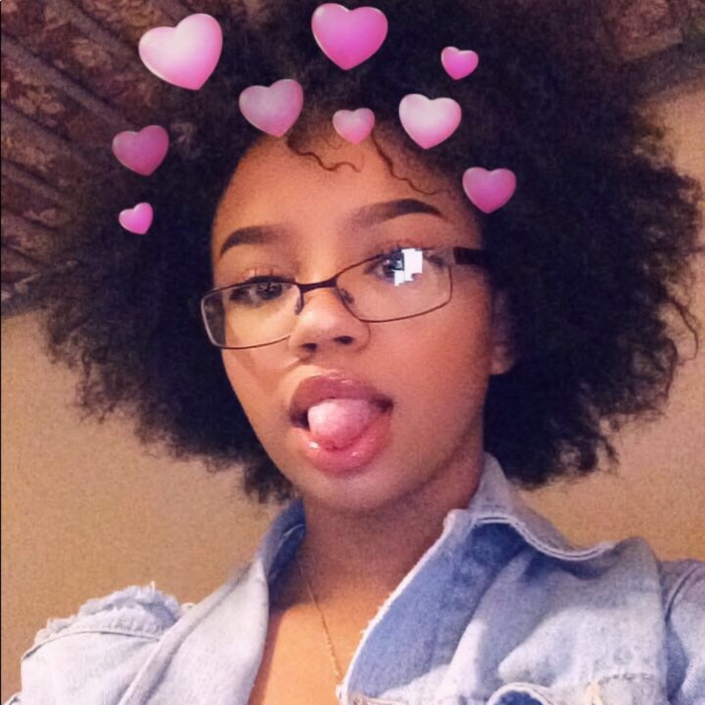 Meet your Posher, Nia